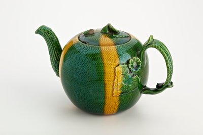 Tetera de Staffordshire con asa y pico de cangrejo, 1750 de English School