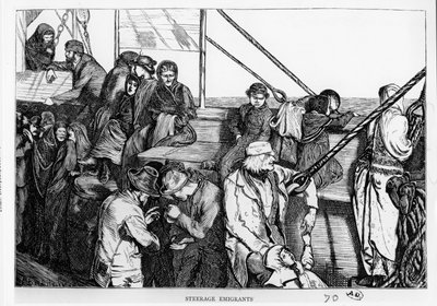 Emigrantes en tercera clase en la cubierta de un barco de pasajeros de Europa al Nuevo Mundo, c.1870 de English School