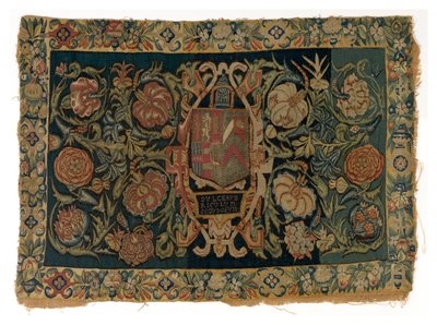 Funda de cojín larga de tapiz con las armas de Walter Jones y de su esposa Eleanor Pope, hecha posiblemente en Sheldon, Inglaterra, después de 1600 (lana) de English School