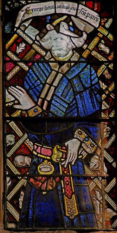 La ventana este (Ew) que representa a un profeta (figura compuesta) con joyas de vidrio de colores incrustado de English School
