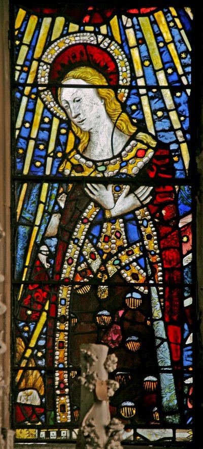 La ventana este (Ew) que representa a la Virgen María (figura compuesta) - con joyas de vidrio incrustado de English School