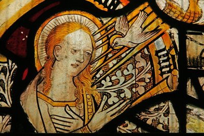 La ventana este (Ew) que representa a la Virgen María en la Anunciación de English School