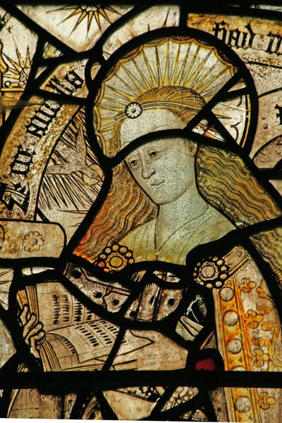 La ventana este (Ew) que representa a la Virgen María en la Anunciación de English School