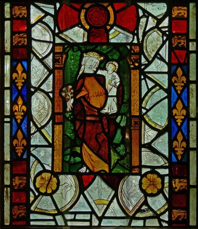 La ventana Este (Ew) que representa a la Virgen María con el Niño Jesús de English School