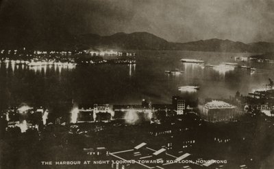 El Puerto de noche mirando hacia Kowloon, Hong Kong, de un álbum de fotografías relacionadas con el servicio de Pte H. Chick, 1940 de English School