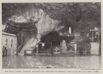 La Santa Gruta, Lourdes, mostrando las muletas de los peregrinos que afirman haber sido curados de English School