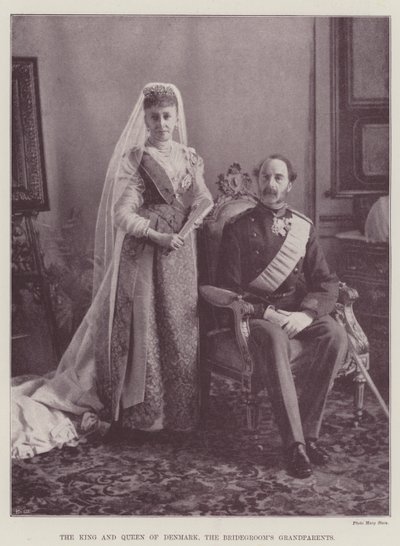 El Rey y la Reina de Dinamarca, los abuelos del novio de English School