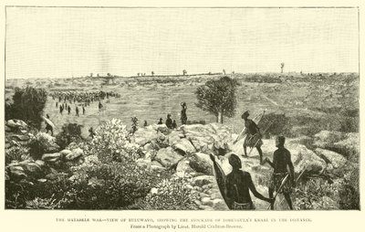 La Guerra de Matabele, vista de Buluwayo, mostrando la empalizada del kraal de Lobengula en la distancia de English School