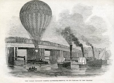 El globo Nassau pasando por el Puente de Battersea de English School