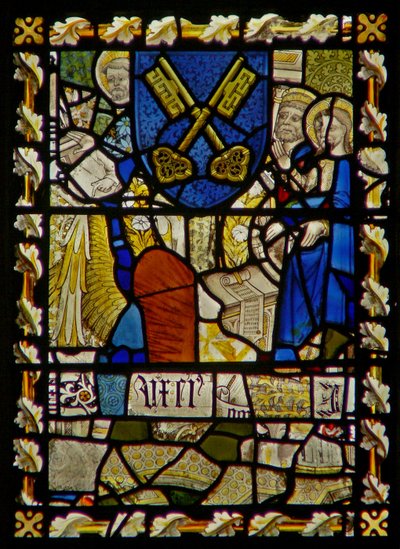 La ventana este que representa a San Juan, San Pedro en la Puerta, escudo con un símbolo de San Pedro de English School