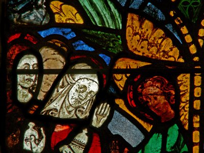 La ventana este que representa una escena de la Resurrección: las Santas Mujeres en la Tumba; ¿María Magdalena con Cristo? de English School