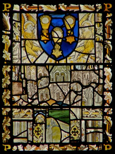 La ventana este que representa un escudo con emblemas del Sacramento; fragmentos de dosel con figuras de English School