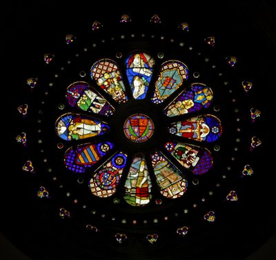 La ventana rosa oeste con varios paneles reinstalados (ventana rosa - interna) de English School