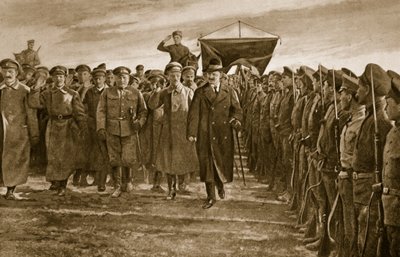Trotsky, comisario de guerra bolchevique de Rusia, inspeccionando un regimiento de los letones, que formaban la élite del Ejército Rojo, 1914-19 de English School