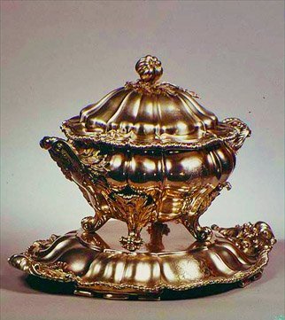 Sopera en forma de melón, con remate de granada, borde aplicado y asas de follaje, por Garrards, Londres, 1847 de English School