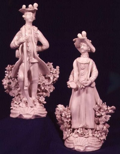 Dos figuras de Worcester apoyadas por un bocage, período de Dr. Wall de English School