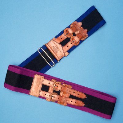 Dos cinturones anchos de fútbol, rayados en colores brillantes, principios del siglo XX de English School