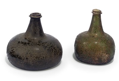 Dos botellas de vino verdes tipo cebolla, c.1700 de English School