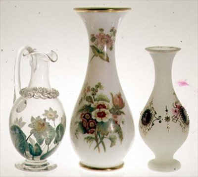 Jarra de agua decorada con lirios de agua en pintura cerámica cubierta con cristal, por Henry G. Richardson, mediados del siglo XIX; dos jarrones de vidrio opalino por Henry G. Richardson, finales del siglo XIX; jarrón de vidrio opalino con pintura de esma de English School