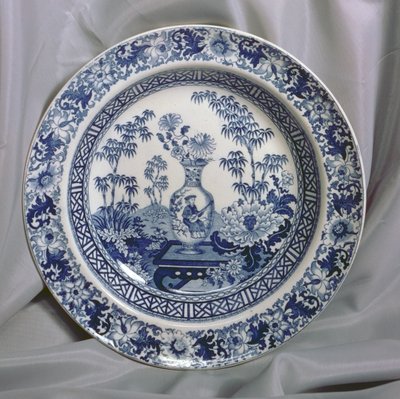 Plato impreso en azul Wedgwood, patrón de jarrón chino, c.1810 de English School