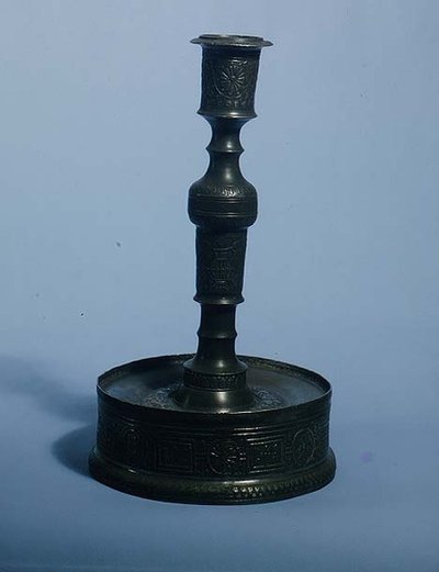Candelabro de William Grainger con decoración en relieve, fechado en 1616 de English School