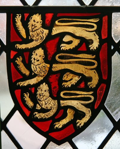 Ventana en los claustros que representa el escudo de armas de Inglaterra de English School