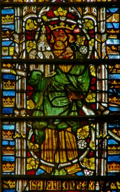 Ventana E1 que representa a Salomón llevando una iglesia de English School