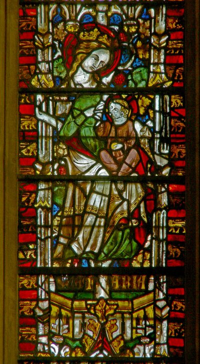 Ventana E1 que representa a la Virgen María de English School