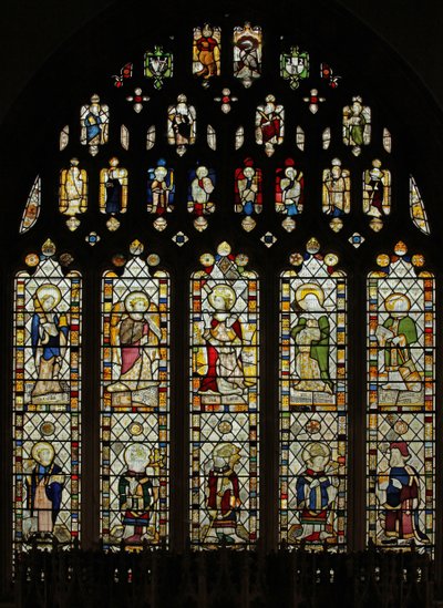 Ventana representando vidrio de Somerset c.1450 en la ventana este con diez finas figuras de santos de English School