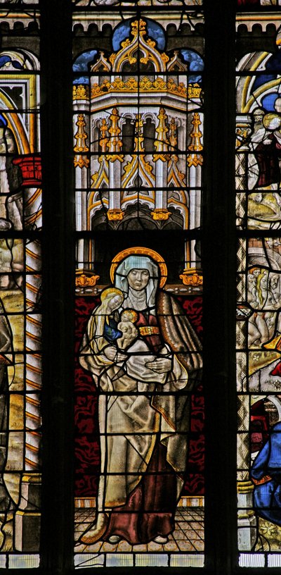 Ventana representando a Santa Ana, la Virgen María y el Niño Jesús de English School