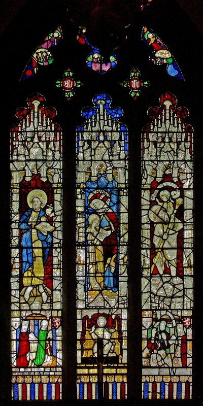 Ventana Ew que representa a San Juan Bautista, Santa Ana y la Virgen María con San Cristóbal de English School