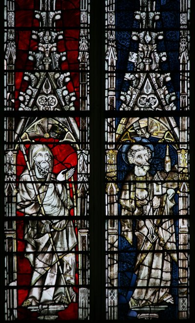 Ventana Ew que representa a San Pedro y Santo Tomás de English School