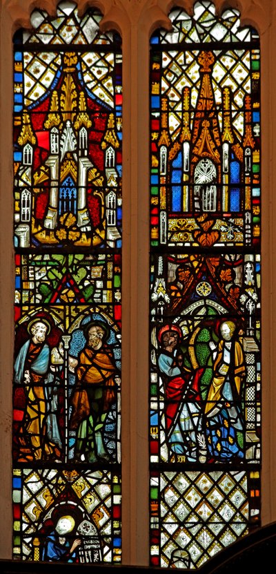 Ventana Ew que representa a San Pedro y San Pablo; la Anunciación de English School