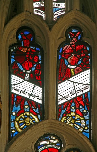 Ventana Ew que representa ángeles en ruedas con antífonas de English School