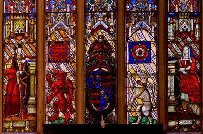 Ventana Ew que representa escudos de Enrique VII e Isabel de York con soportes de English School