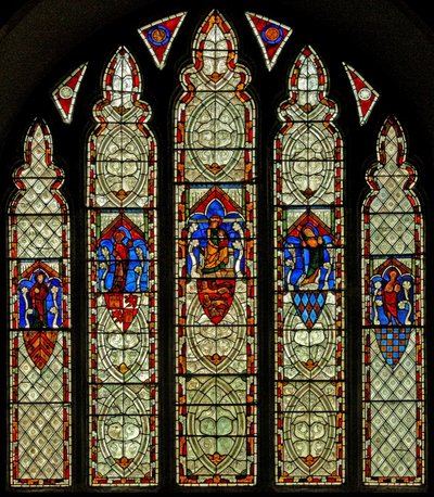 Ventana Ew que representa la Crucifixión y Santa María, San Juan, Santa María Magdalena y Santa Margarita de English School
