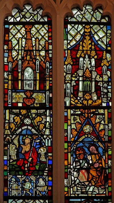 Ventana Ew que representa la Resurrección; la Coronación de la Virgen de English School