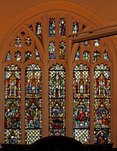 Ventana Ew que representa la ventana este con algunos paneles del siglo XIV de la iglesia anterior de English School