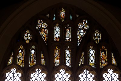 Ventana que representa las luces de tracería con Dios, la Trinidad, San Pedro, San Pablo, Santa Catalina y Gabriel: y un pájaro de English School