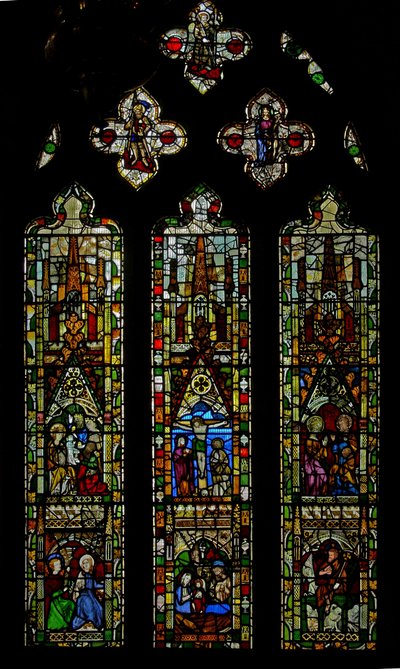 Ventana N2 que representa las Alegrías de la Virgen de English School