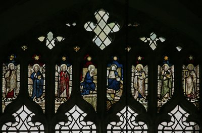 Ventana N5 que representa las luces de tracería con una serie de santos que incluyen a Felipe, Bartolomé, Matías, Simón, Judas y Tomás con la Coronación de la Virgen en el centro de English School