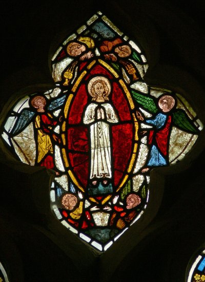 Ventana S1 que representa la Asunción de la Virgen María de English School