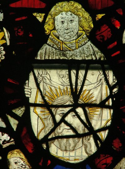 Ventana S4 que representa a un ángel sosteniendo el velo de Verónica con una imagen de la cabeza de Cristo de English School