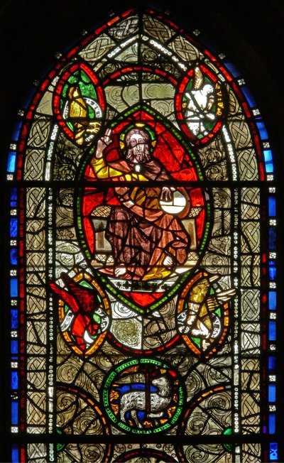 Ventana S representando a Cristo en Majestad rodeado de símbolos de los Evangelistas de English School