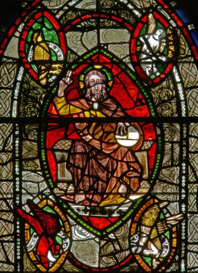 Ventana S representando a Cristo en Majestad rodeado de símbolos de los Evangelistas de English School