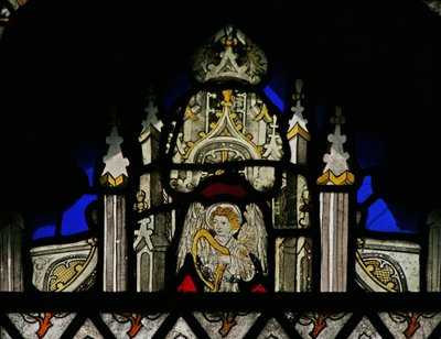 Ventana Sa que representa un dosel con un ángel musical de English School