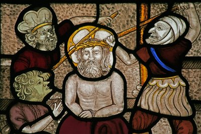 Ventana Sa que representa la Burla y la Coronación de Espinas de English School