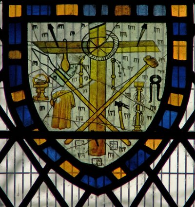 Ventana Ww que representa un escudo con los Instrumentos de la Pasión de English School
