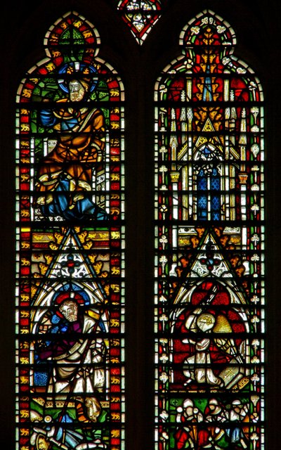 Ventana Ww que representa la Ascensión; también Dios en la Coronación de la Virgen de English School