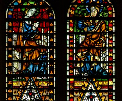 Ventana Ww que representa la Coronación de la Virgen de English School